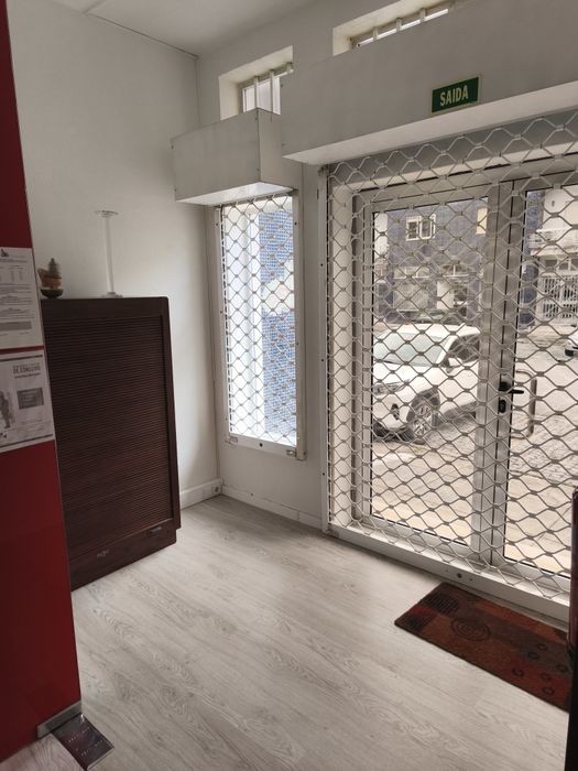 Loja/escritório, em Valadares, para arrendar 128m2 com WC e sala de re