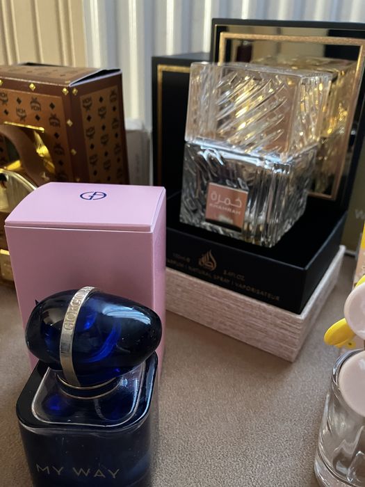 Kolekcjonerski zestaw flakonów po perfumach MCM