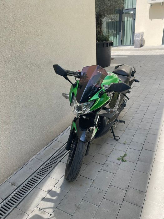 Продається автомобіль з мотоциклом.