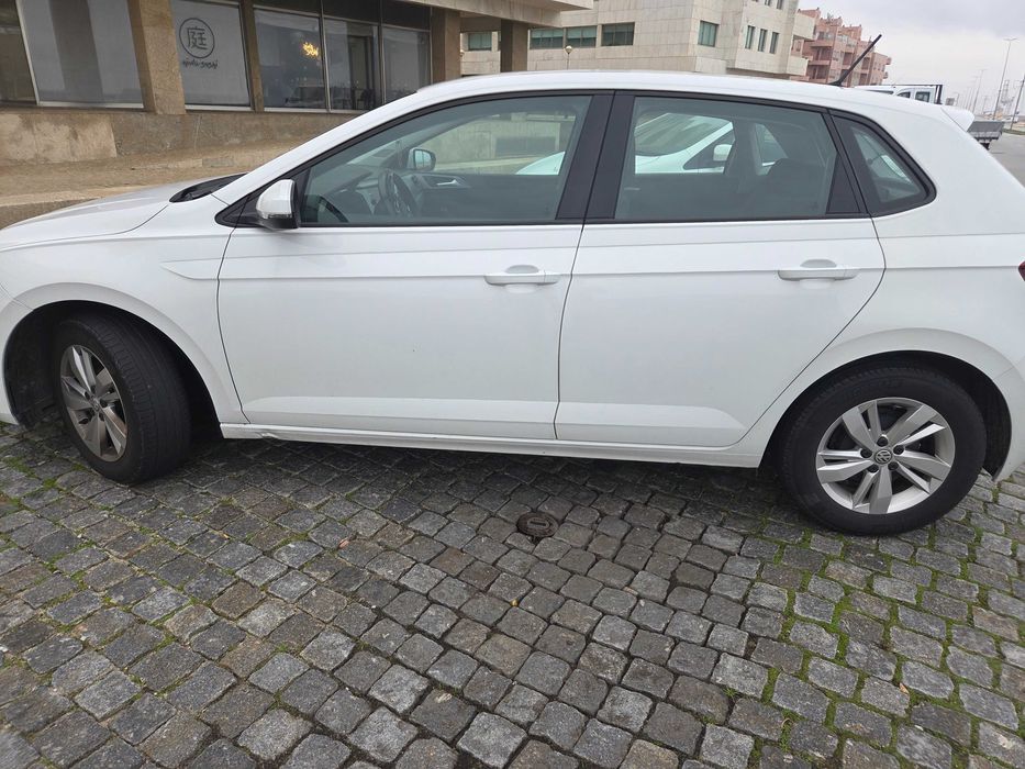 Carro VW polo como novo. Todos os serviços  realizados na marca.