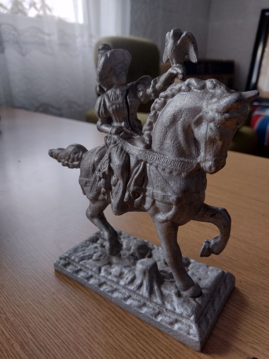 Stara figurka metalowa – Sokolnik na koniu | Odlew vintage