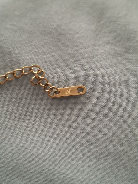 Colar dourado com pendente