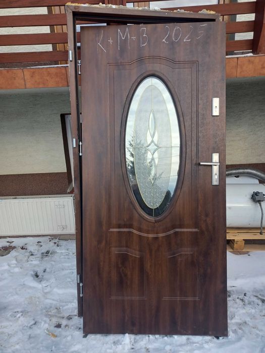 Drzwi zewnętrzne brąz.