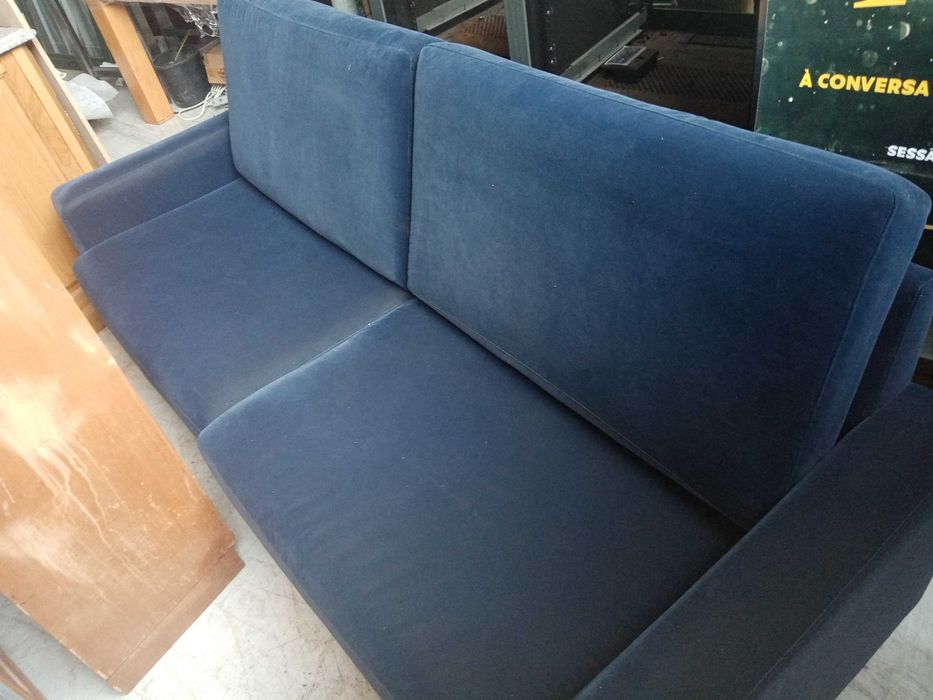 sofá cor azul  tecido