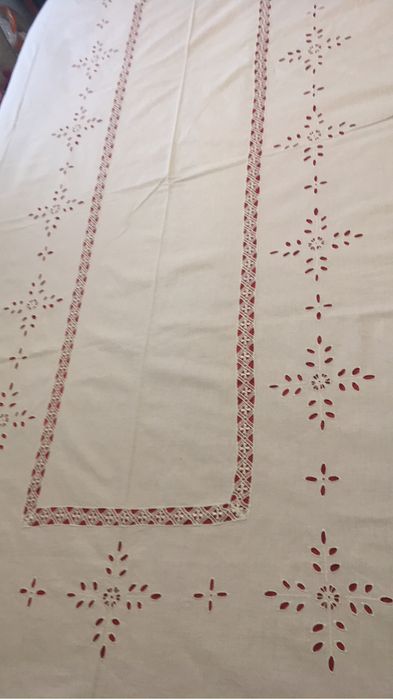 Linda toalha bordada com 12 guardanapos