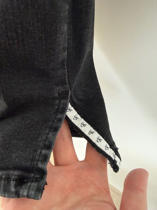 Ciemne spodnie dżinsowe z wzorem na nogawce Calvin Klein Jeans