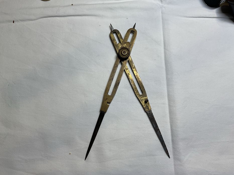 Antigo compasso em latão da marinha