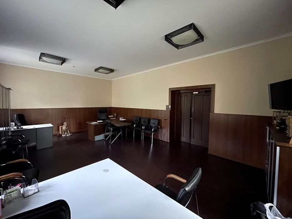 Гектар території, окрема будівля в центрі Требухова. 17хв до Києва.