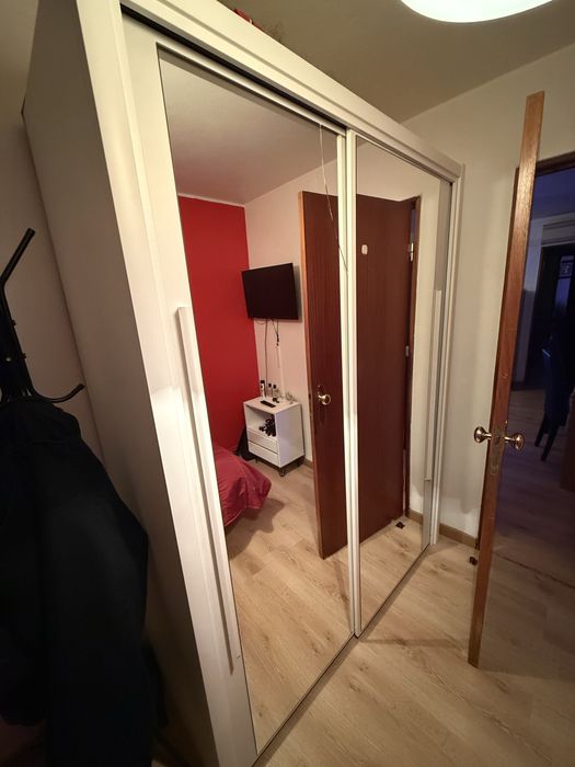 Guarda-fato com portas de correr e espelho – Excelente estado