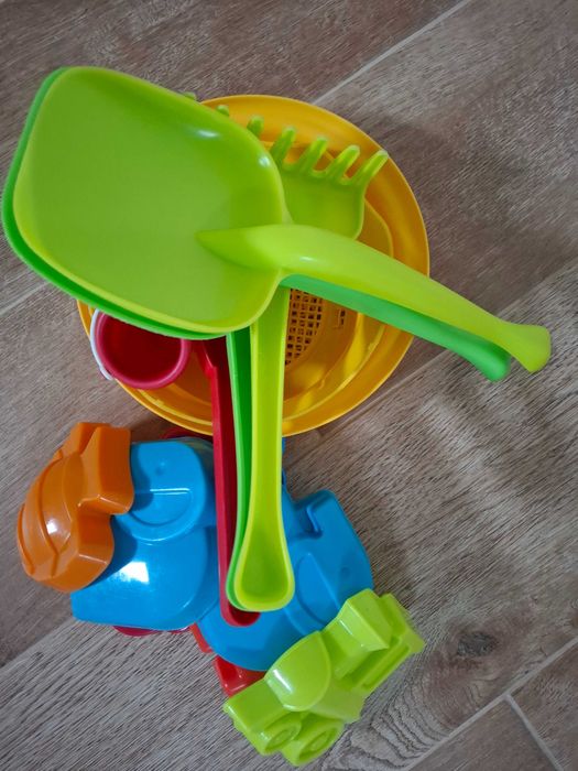 Lote brinquedos de praia: balde, pás, ancinhos, peneiras, moldes