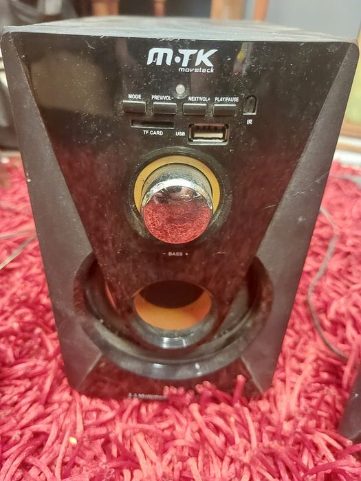 Sistema de colunas multimédia 2.1 da marca M-TK, composto por um subwoofer principal e dois altifalantes satélites. 
Inclui conectividade USB e para c