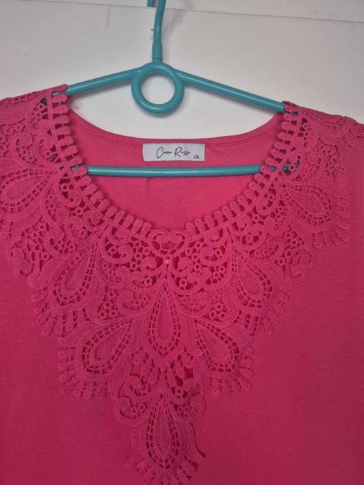 Różowy T-shirt z koronką L