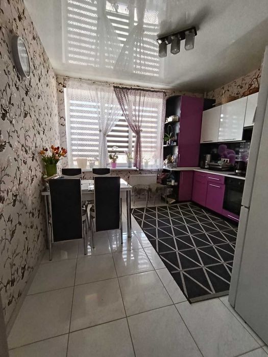 Продаж 2 кімнатної квартири. Озерна.