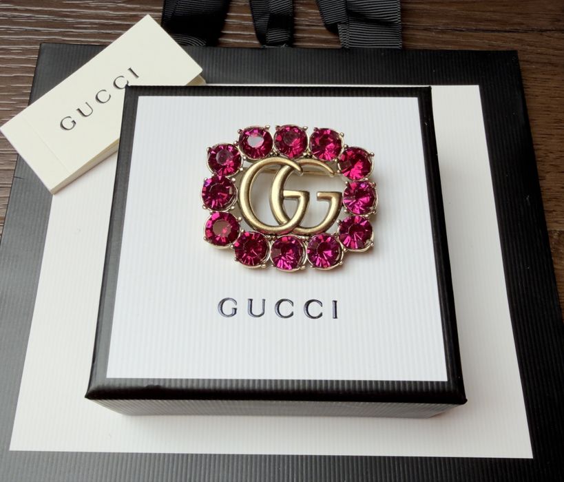Broszka Gucci stare złoto z różowymi cyrkoniami