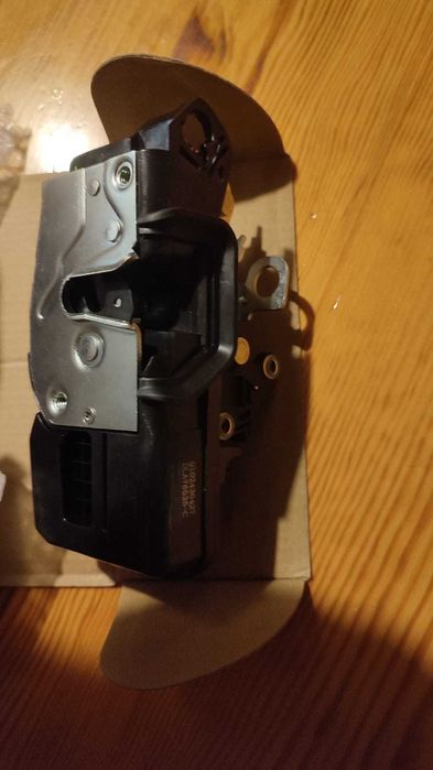 Zamek drzwi prawy przód Cadillac CTS od 2009 do 2014