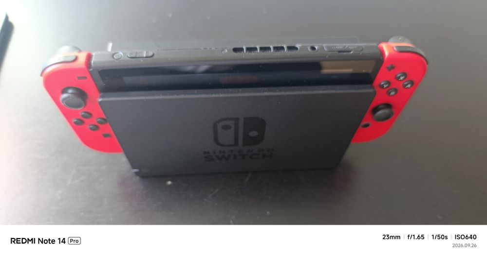 Nintendo Switch czerwone Joy-Cony + stacja dokująca