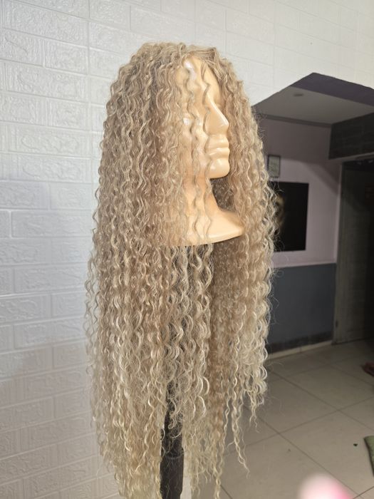 Peruka blond falowana