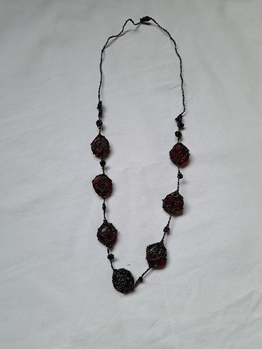 Naszyjnik handmade z kamieniami w kolorze burgundu