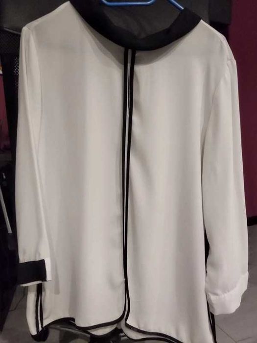 Elegancka, subtelna biała bluzka galowa