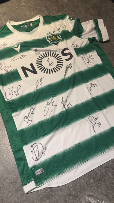 Camisola do Sporting assinada por todos os jogadores