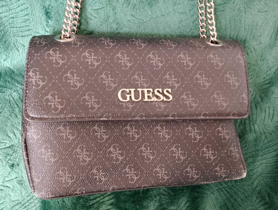 torebka GUESS czarna złote napisy pasek z łańcuchem