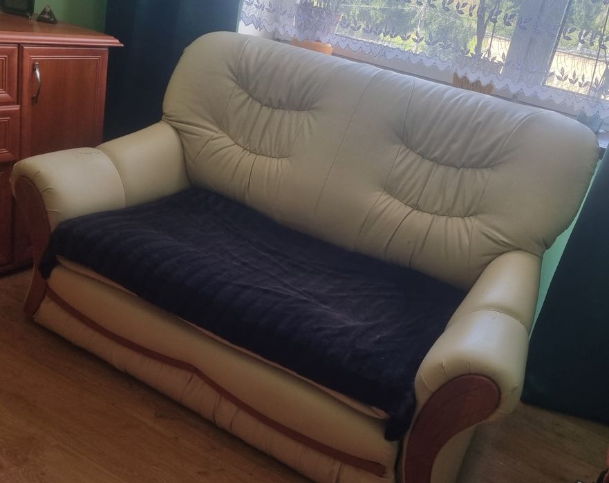 Biała sofa skórzana rozkładana