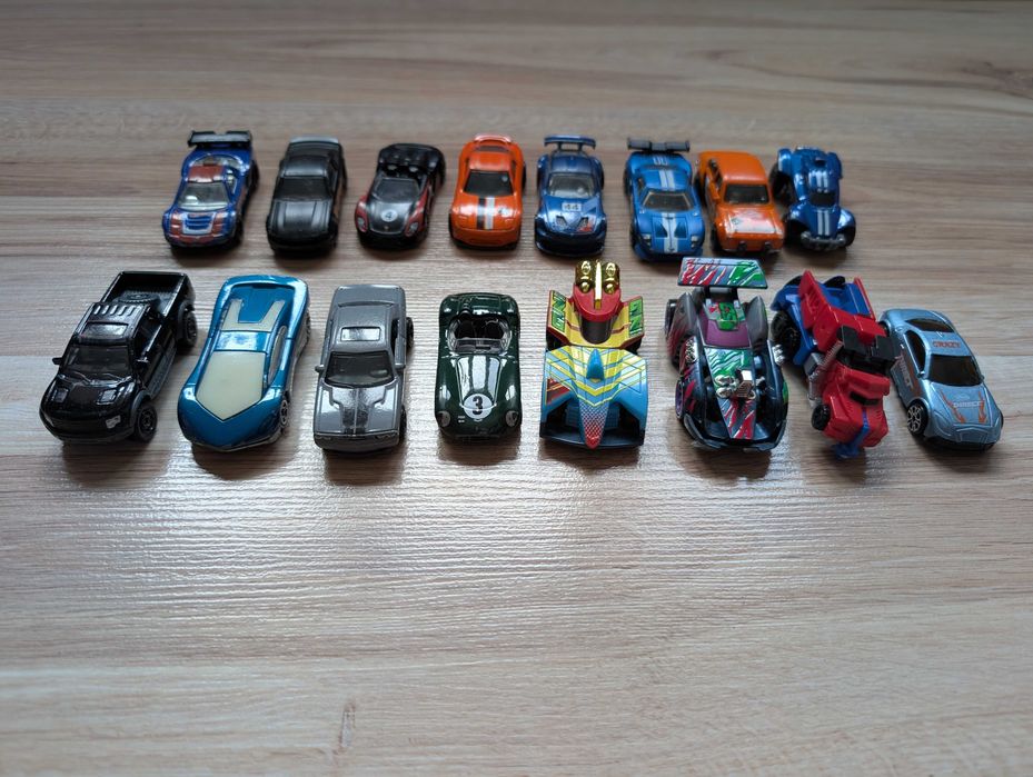 Zestaw samochodzików hotwheels