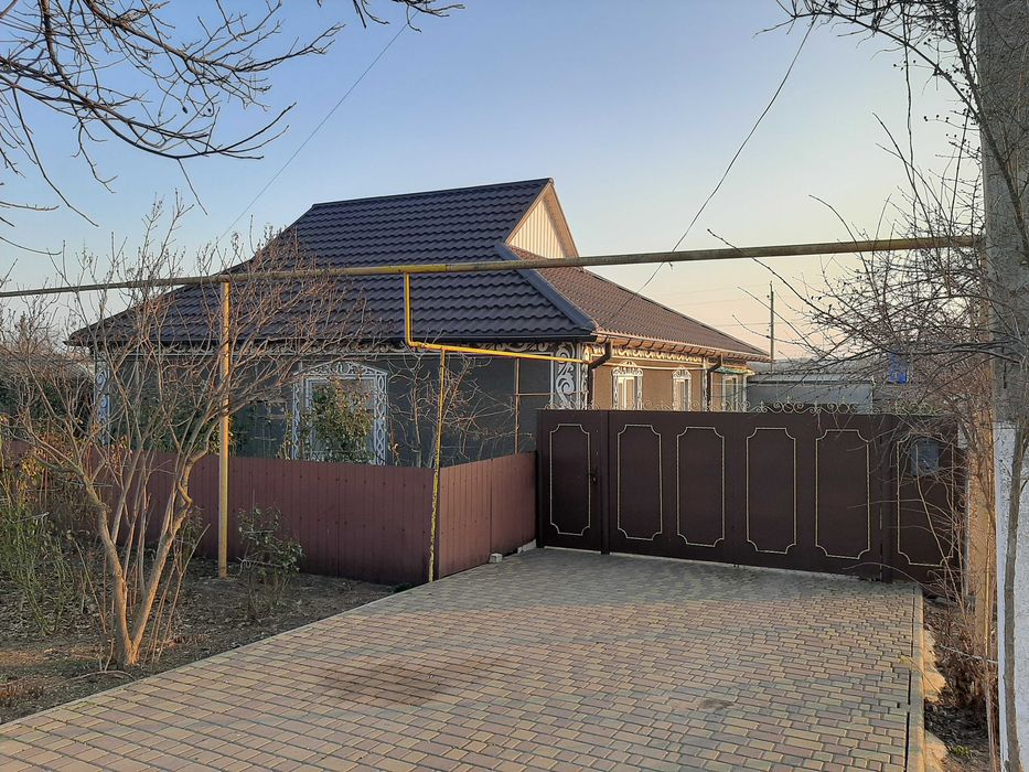 Продам будинок  з великою ділянкою землі в центрі  м. Березівка.