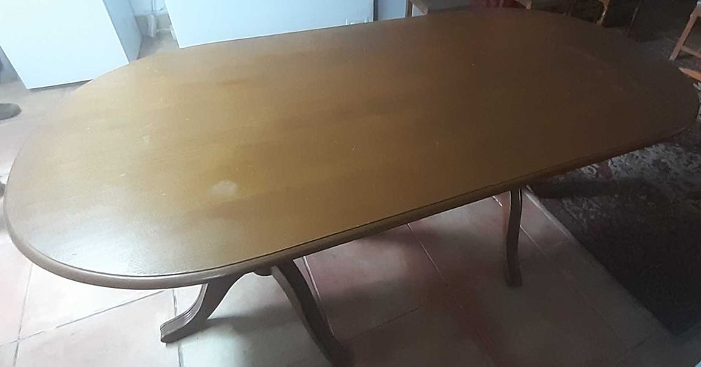 Sala de jantar – mesa e 8 cadeiras