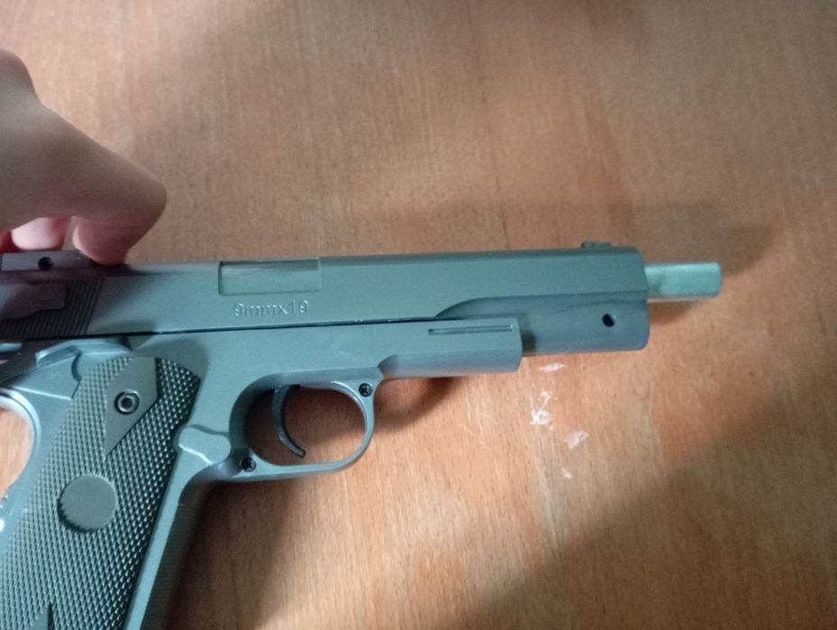 Пистолет на пульках пластиковый