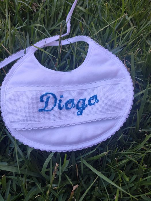 Conjuntos de fralda e babete feito a mao