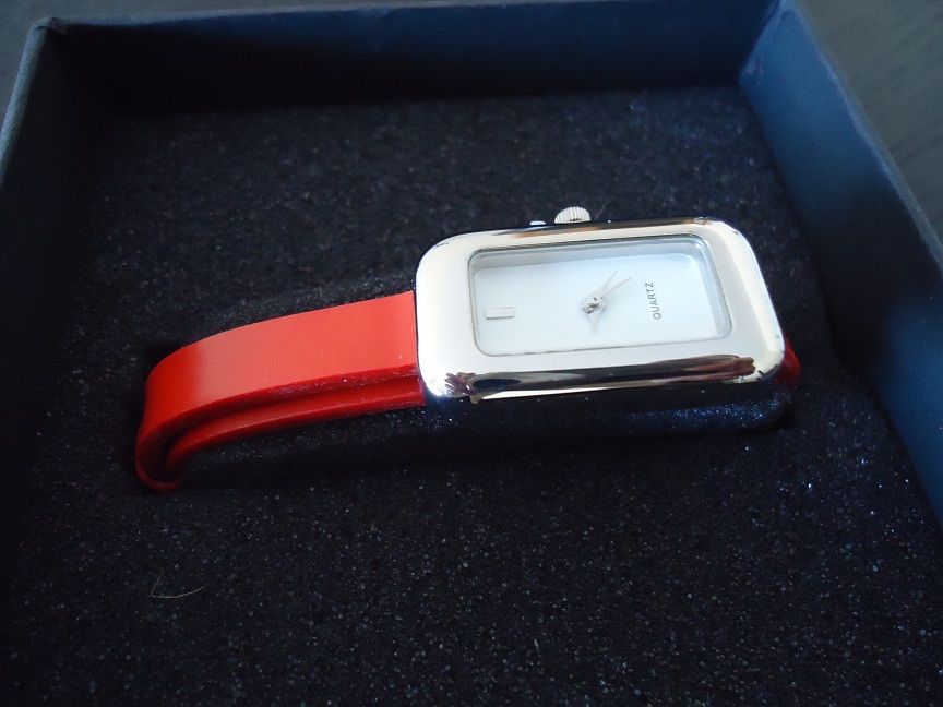 Relógios novos e com pilha nova incluída