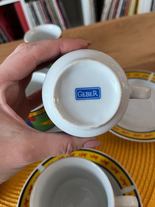 6 filiżanek kolorowych z talerzykami podstawkami