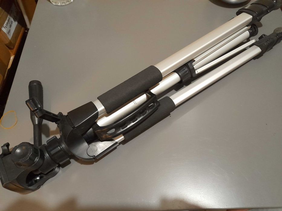 Tripé em metal e plástico mod. F-6870, usado mas em bom estado.