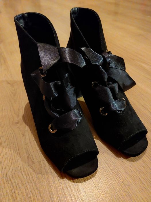 Zamszowe buty na obcasie