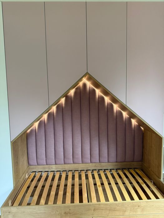Łóżko domek w zabudowie + tapicerowane panele + materac + led