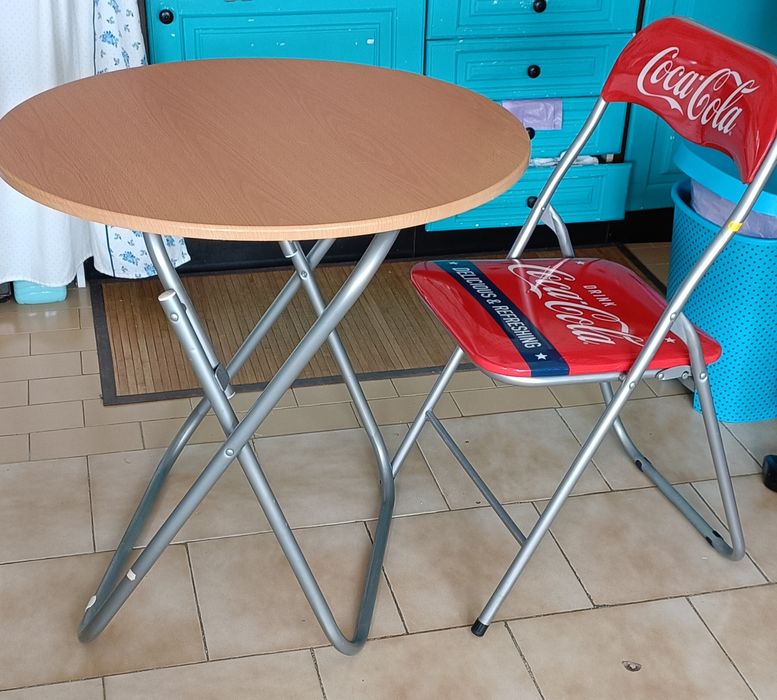 Mesa e cadeira rebatíveis