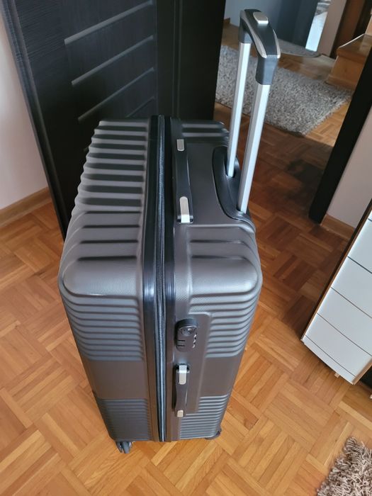 Duża  walizka z kółkami obrotowymi