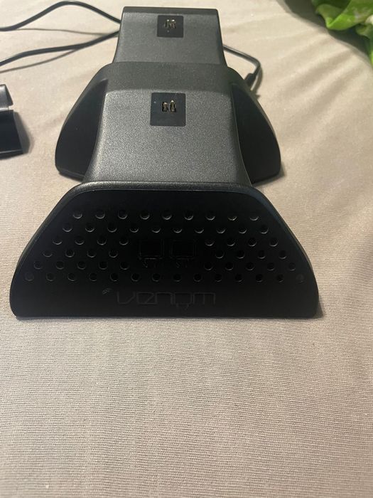 Podwójna stacja dokująca Venom do padów xbox + dwa akumulatory