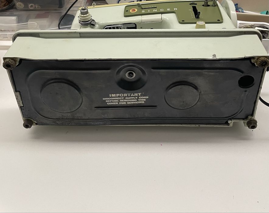 Máquina de costura SINGER em ferro, a funcionar!