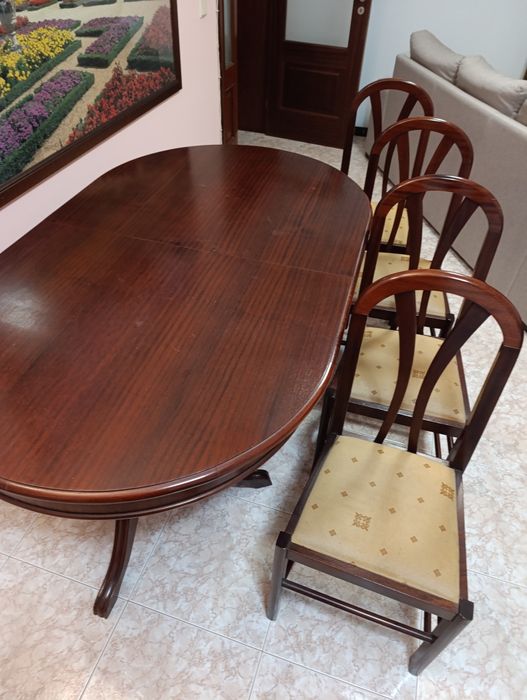 Mesa de jantar extensível em madeira com 4 cadeiras 

Vendo mesa de jantar em bom estado, com extensão incluída. Ideal para o dia a dia e t