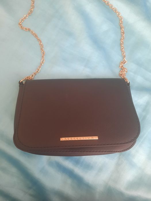 Czarna torebka na łańcuszku sinsay