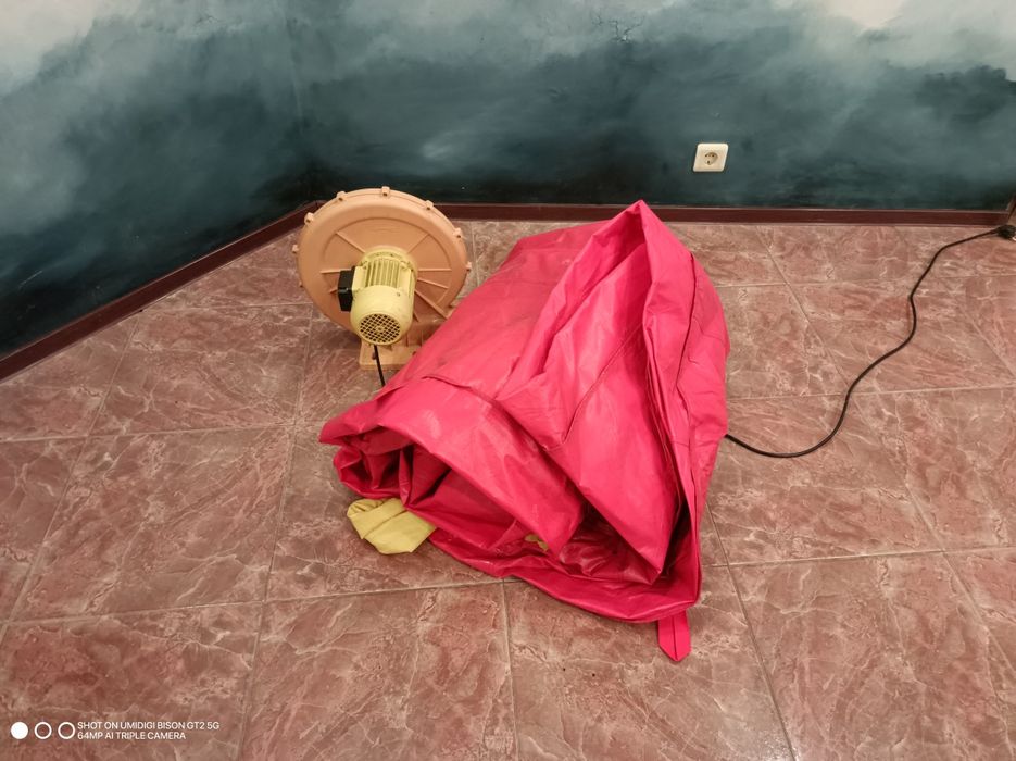 Батут надувний ігровий центр з компрессором.