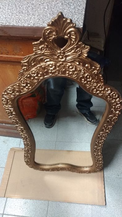 Espelho com Moldura Decorativa  de Estilo Classico em talha Dourada