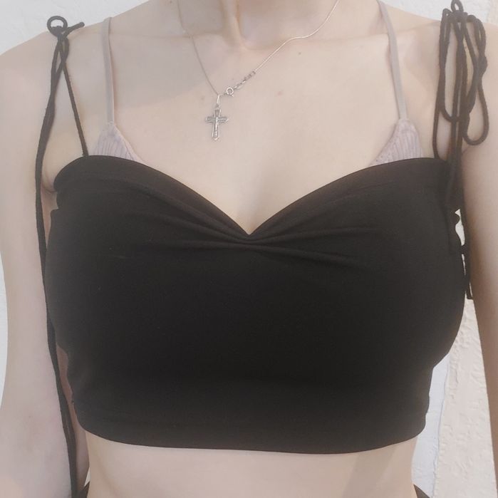 Чорний топ на зав'язках