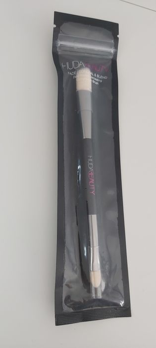 Huda Beauty pędzelek do makijażu