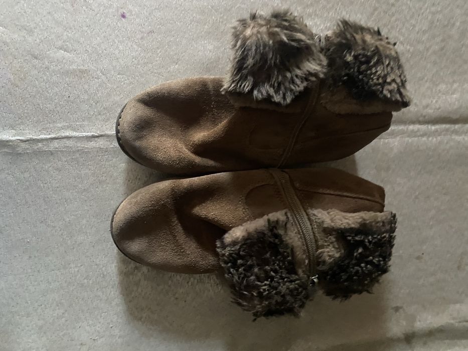 Отдам бесплатно обувь для мальчика и девочьки