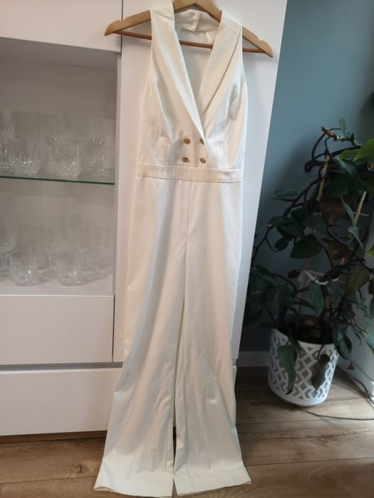 Biały damski długi letni elegancki kombinezon ze złotymi guzikami kope