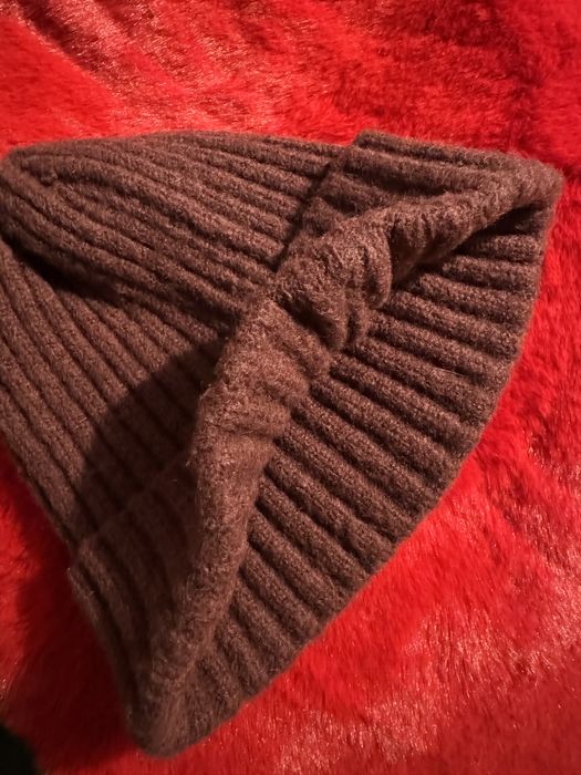 Шапка бордового кольору