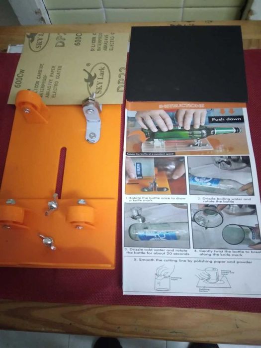 Máquina manual para corte de garrafas de vidro.